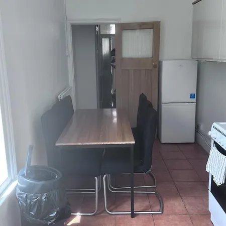 Adorable 2 Homestay Bristol